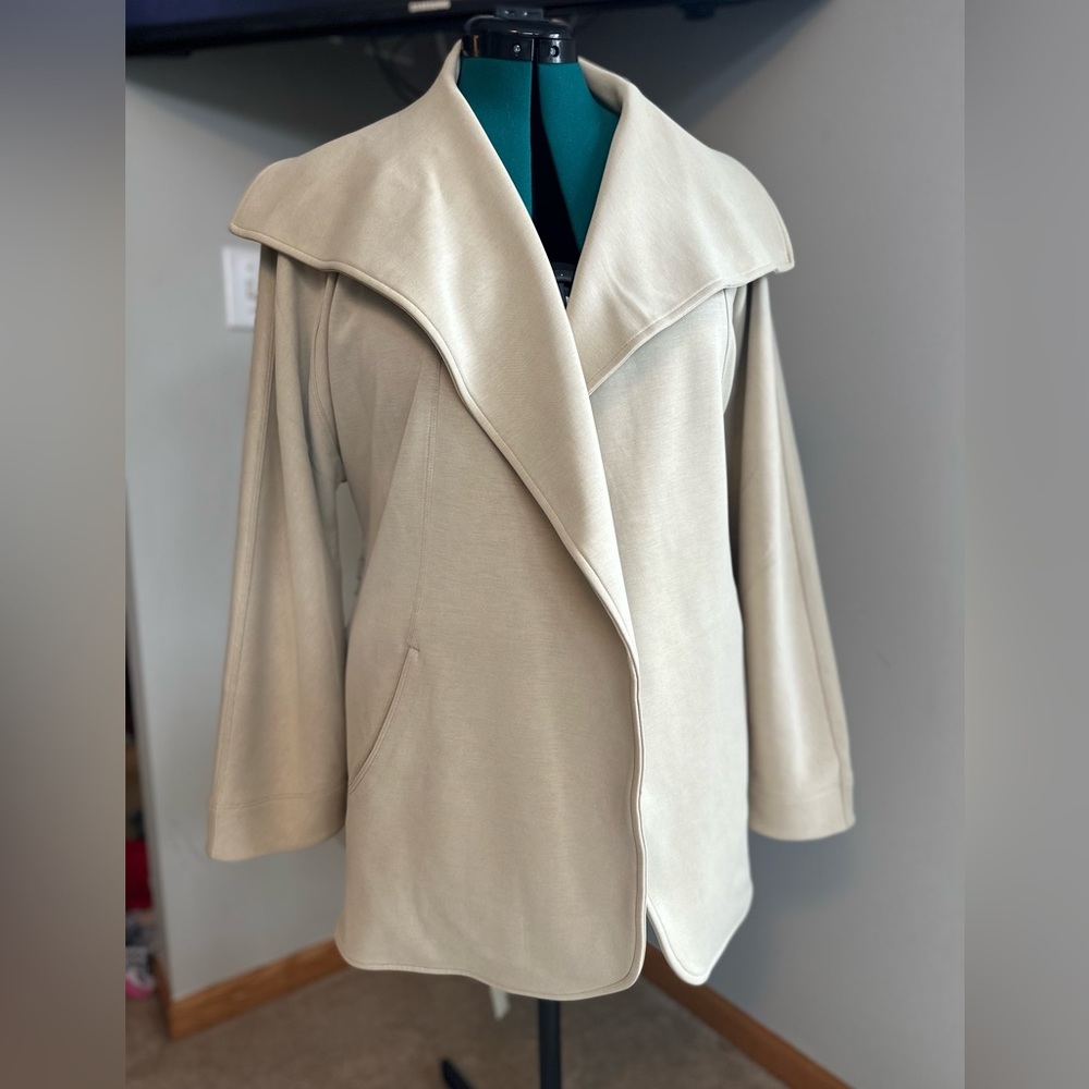 lululemon Softstreme Belted Wrap sz M/L in Trench